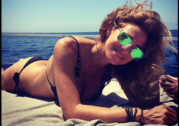 Instagram: Conductora de televisión luce cuerpazo en bikini a sus 49 años (FOTOS)