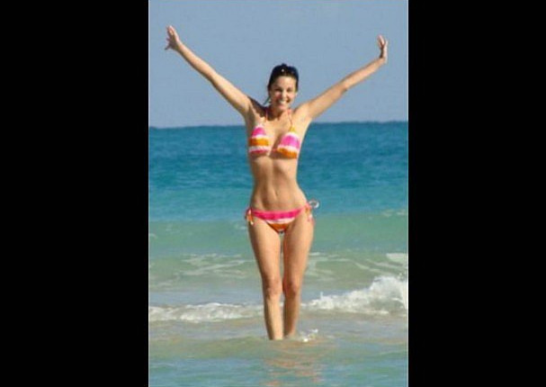 Twitter: Conductora de televisión luce su figura con sensual bikini en Cancún