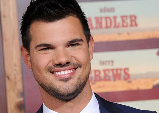 Taylor Lautner: Actor de 'Crepúsculo' luce irreconocible (FOTOS)