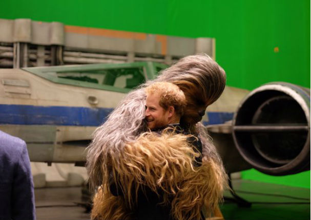 Star Wars: Chewbacca y BB8 recibieron la visita de los príncipes William y Harry (FOTOS)