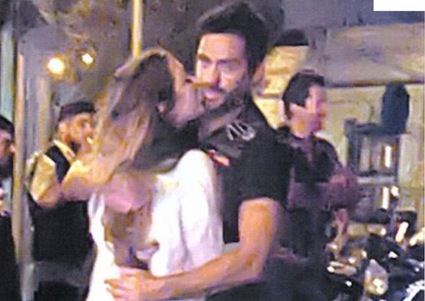 Conocido conductor de TV fue captado besando a joven actriz nacional (FOTOS)
