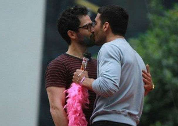 RBD: Alfonso Herrera se besó con otro hombre en desfile gay (FOTO Y VIDEO)