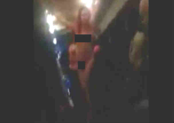 YouTube: ¡Inaudito! Mujeres ebrias realizan striptease en pleno autobús - VIDEO