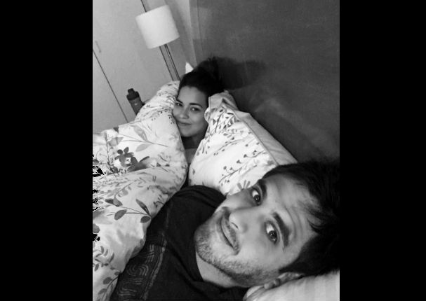 Valeria Piazza se luce feliz en la cama junto a su novio