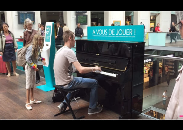 Facebook: Tocó en un piano público y cautivó a todos con esta música criolla - VIDEO
