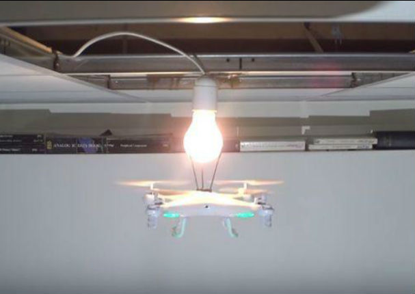 YouTube: Usó dron para cambiar foco y esto pasó