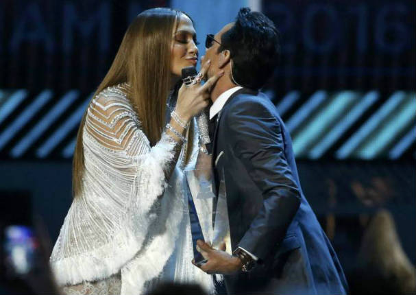Marc Anthony sorprendió a todos con beso a Jennifer Lopez pero lo peor vino después - VIDEO