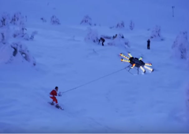 YouTube: Papá Noel moderno vuela con ayuda de drone ¡Nada de trineo!