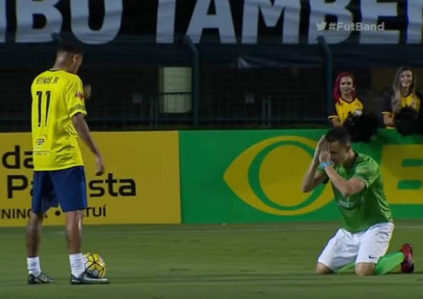 Futbolista le pide de rodillas a Neymar que no lo humille - VIDEO
