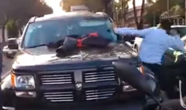 YouTube: Le regaló una camioneta a su esposa y ella le paga de la peor manera