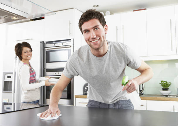 ¡A ser más felices! Hombres que hacen las labores del hogar son más felices