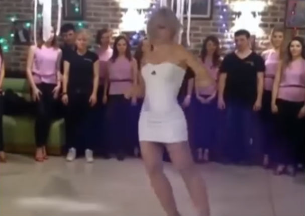 YouTube: Jefa bailó sexy a sus trabajadores y ...