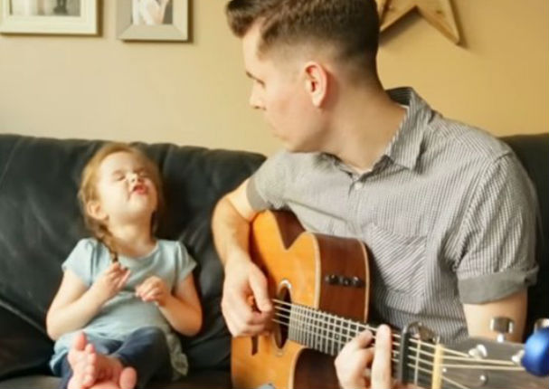 YouTube: Niña enternece a todos por su forma de cantar ¡junto a su padre!