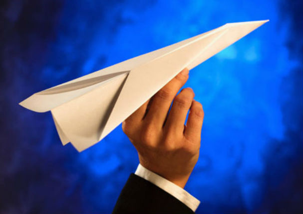 YouTube: Aprende hacer un avión de papel que vuele más de 30 metros