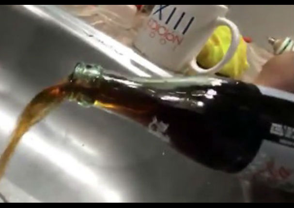 Facebook: Compró Coca Cola y halló una rata dentro de ella - VIDEO