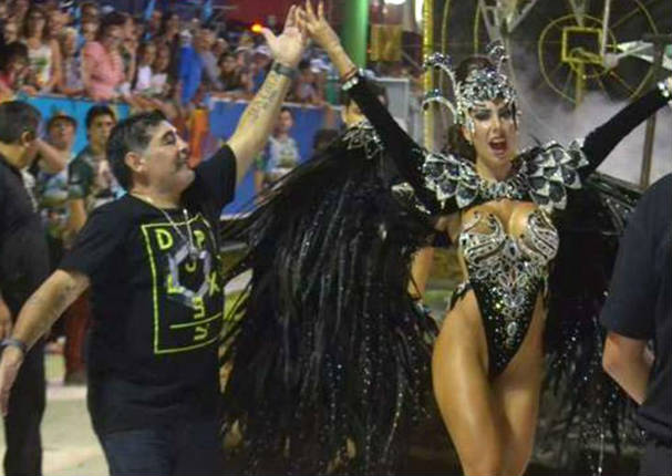 Maradona bailó hasta abajo en carnaval de Argentina - VIDEO
