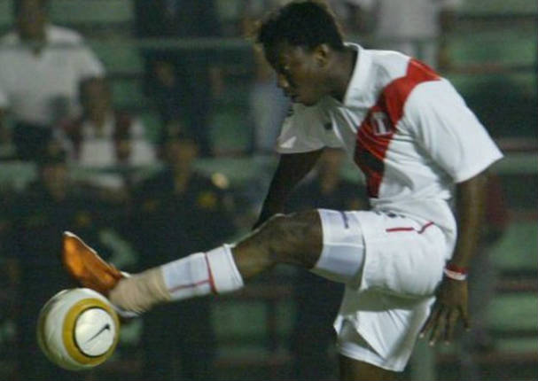 Andrés Mendoza pide perdón a peruanos por fallar este gol - VIDEO