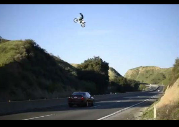 YouTube: Insólito salto con motocicleta terminó así