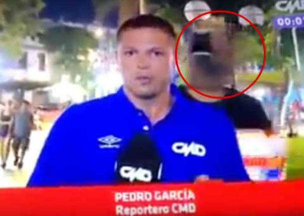 Le arrojan balde de pintura a periodista Pedro García - VIDEO