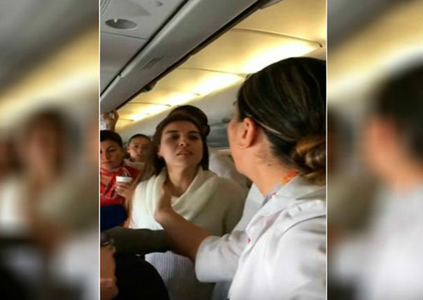YouTube: Mujer ebria hizo escándalo en pleno vuelo