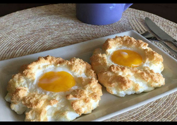 ¿Quieres hacer 'huevos nube'? Te enseñamos a preparar el desayuno más popular