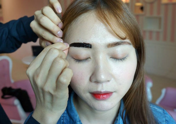 Viral:  Usó extraño producto para obtener las cejas perfectas y así quedó