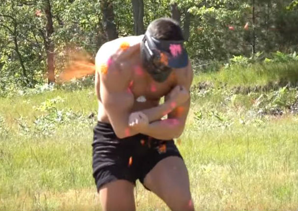 YouTube: Le cayó más 1000 proyectiles de paintball y su cuerpo quedó así