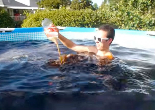 YouTube: Llenó su piscina con Coca Cola y esto fue lo que pasó
