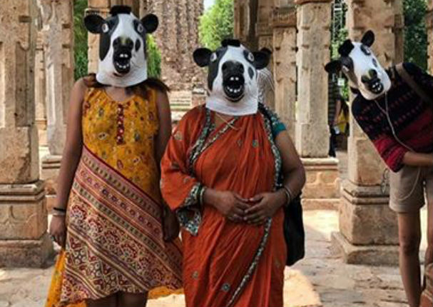 Viral: ¡En la India usan máscaras de vacas por este motivo!