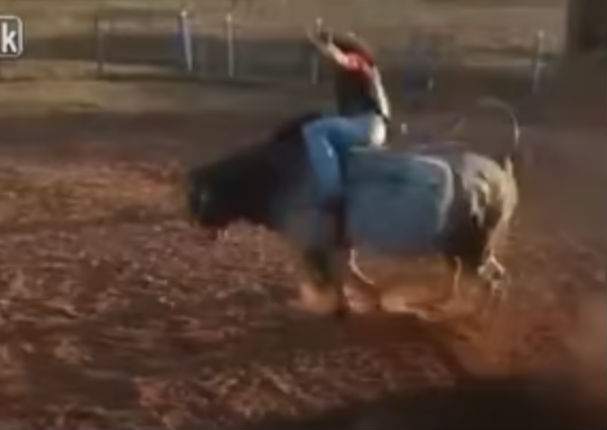 YouTube: Se confió al montar un toro y perdió la vida