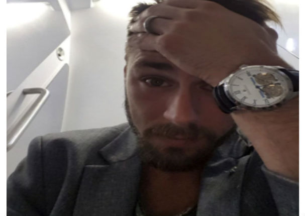 Viral: Se quedó dormido en el avión y tuvo esta consecuencia (FOTOS)