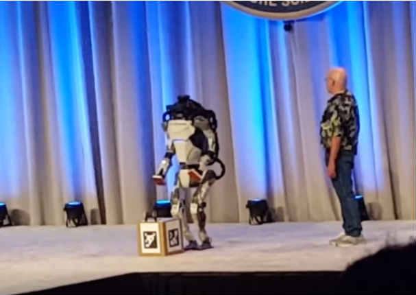 YouTube: Robot daba su presentación y de pronto pasó esto