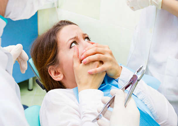 Viral: Dentista encontró gusanos en la boca de su paciente