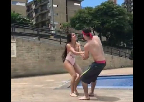 Viral: Hombre arroja a su novia a la piscina y se lleva tremenda sorpresa (VIDEO)