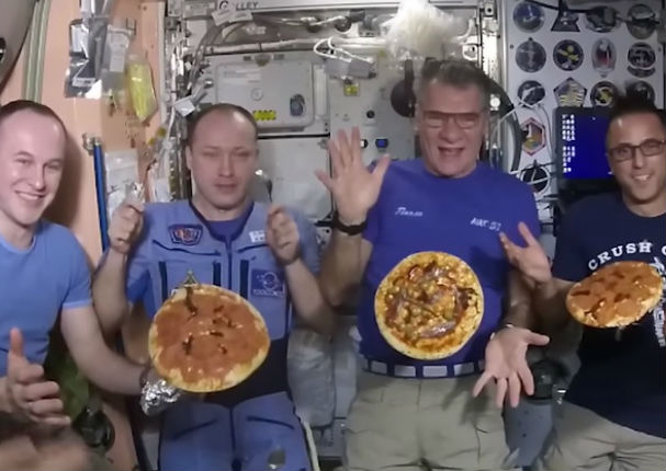 Viral: Astronautas se divierten haciendo pizza en el espacio (VIDEO)
