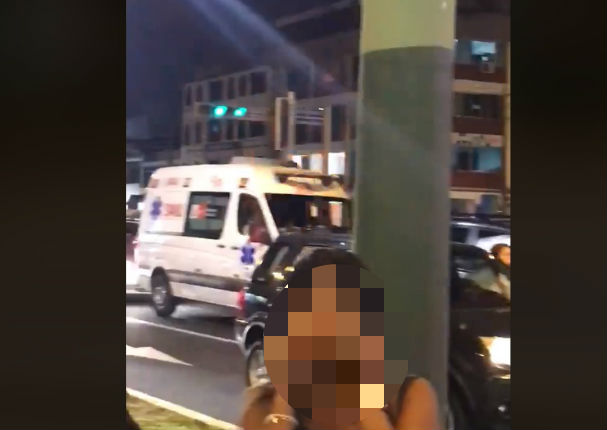 Policia causa indignación al  no dar pase a ambulancia con sirena encendida (VIDEO)