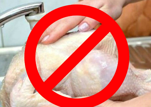 Especialistas descubrieron que no se debe lavar el pollo antes de cocinarlo