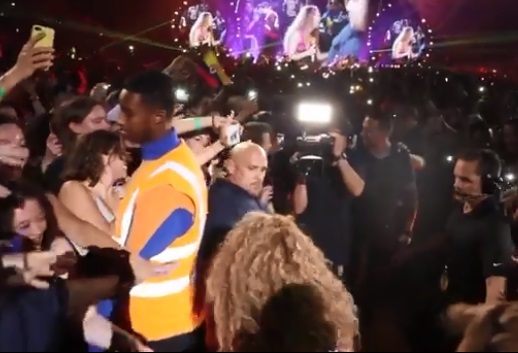 Shakira bajó del escenario en pleno concierto y dejó en shock a fans (VIDEO)