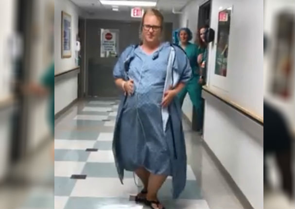 Facebook: Mujer en proceso de parto hace esto para evitar el dolor y se vuelve viral  (VIDEO)