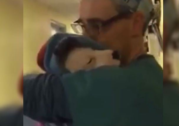 Facebook: Doctor que calma a cachorro después de operación se vuelve viral (VIDEO)