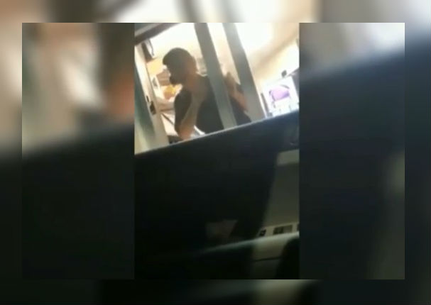 Viral: Empleada se niega a atender a mujer porque no hablaba español (VIDEO)