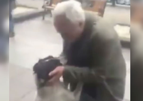 Viral: Anciano se reencuentra con su perro después de 3 años (VIDEO)