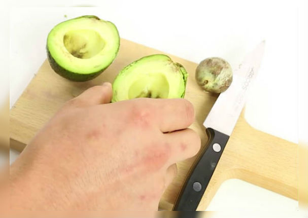 Video muestra cómo realmente se debe partir una palta y otras frutas