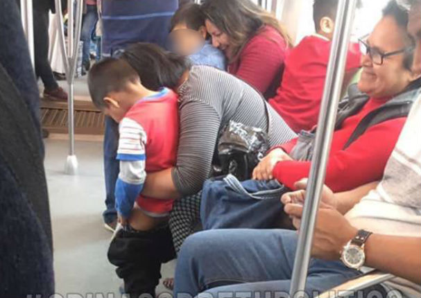 Hizo orinar a su hijo en una botella dentro de tren y generó un gran debate