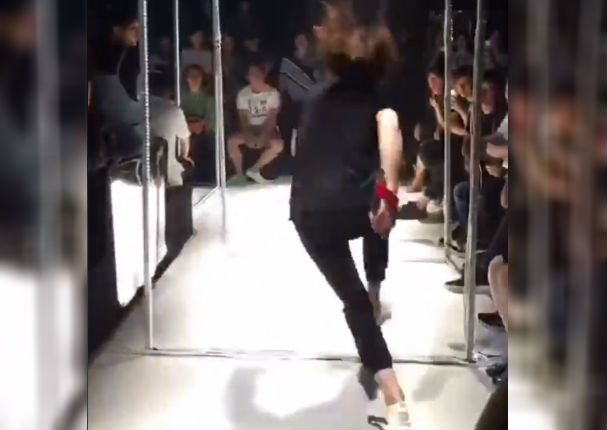 Modelo casi pasa el roche de su vida en plena pasarela (VIDEO)