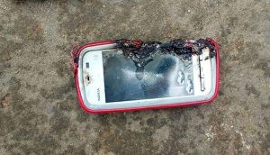 Facebook: Joven muere mientras hablaba con el celular cargando