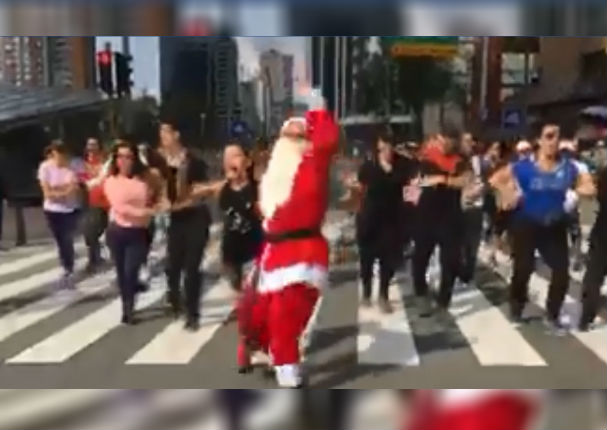 Papá Noel sorprende bailando salsa en plena vía pública (VIDEO)