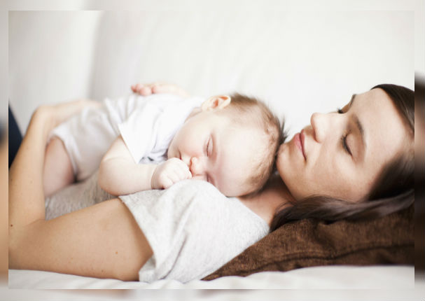 ¿Porqué nunca debes dormir junto a un recién nacido?