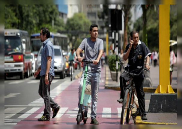 Multarán a personas que manejen scooters eléctricos y bicicletas con audífonos