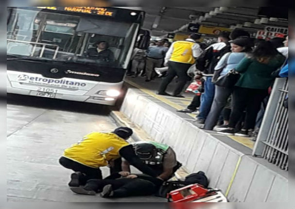 Metropolitano: Mujer sufre aparatosa caída al abordar el bus en la estación naranjal